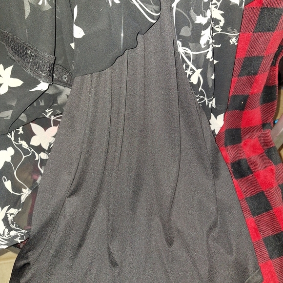 A Calvin Klein Floral Black and White lined maxi Dress in a size 12. Pre-loved - Picture 9 of 13